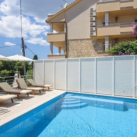 A2-apt W Shared Pool & Balcony Next To The Apartman