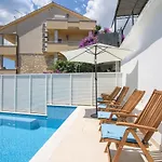 A2-apt W Shared Pool & Balcony Next To The Daire *