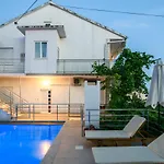 A2-apt W Shared Pool & Balcony Next To The Daire *