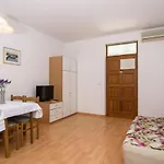 Daire A2-apt W Shared Pool & Balcony Next To The Trogir