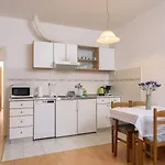 Daire A2-apt W Shared Pool & Balcony Next To The Trogir