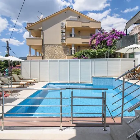 A2-apt W Shared Pool & Balcony Next To The * Trogir