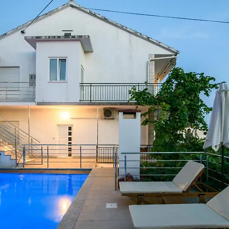 A2-apt W Shared Pool & Balcony Next To The Apartment *