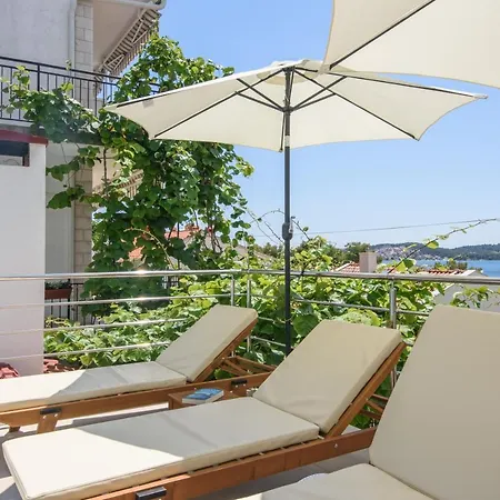 A2-apt W Shared Pool & Balcony Next To The