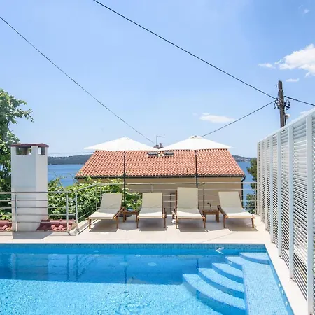 A2-apt W Shared Pool & Balcony Next To The * Trogir