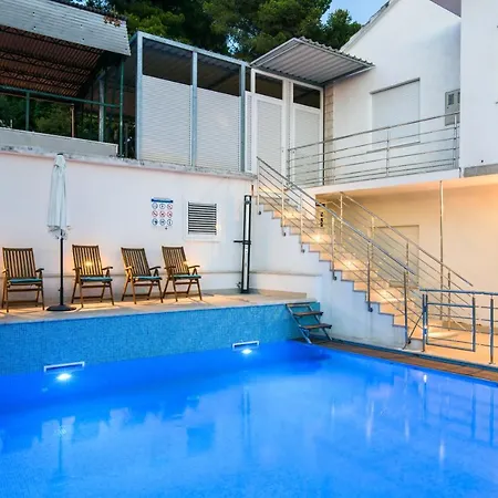 A2-apt W Shared Pool & Balcony Next To The Apartment