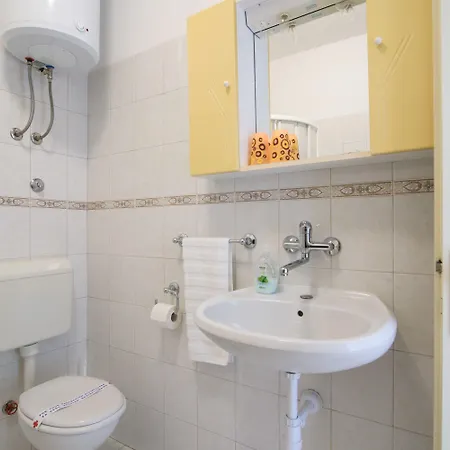 Apartman A2-apt W Shared Pool & Balcony Next To The Trogir