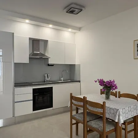 A2-apt W Shared Pool & Balcony Next To The