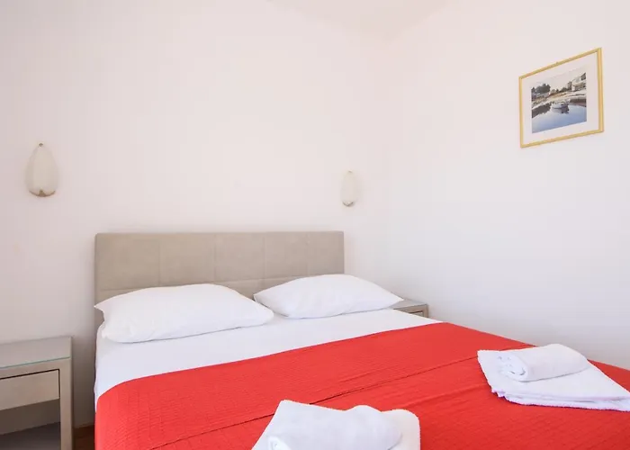 A2-apt W Shared Pool & Balcony Next To The * Trogir