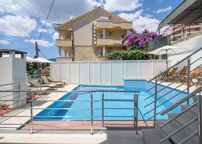 A2-apt W Shared Pool & Balcony Next To The * Trogir