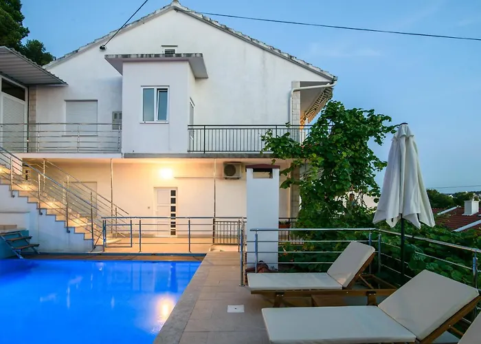 A2-apt W Shared Pool & Balcony Next To The Apartment *