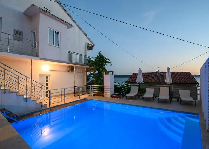A2-apt W Shared Pool & Balcony Next To The Apartment Trogir
