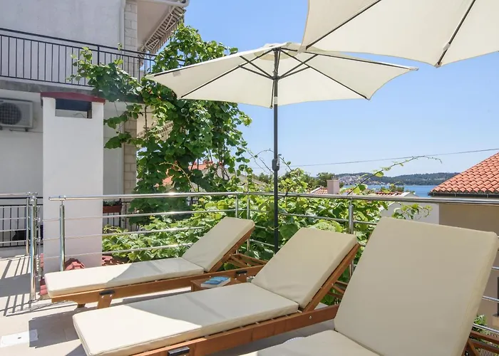 A2-apt W Shared Pool & Balcony Next To The