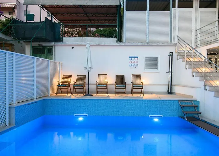 A2-apt W Shared Pool & Balcony Next To The *