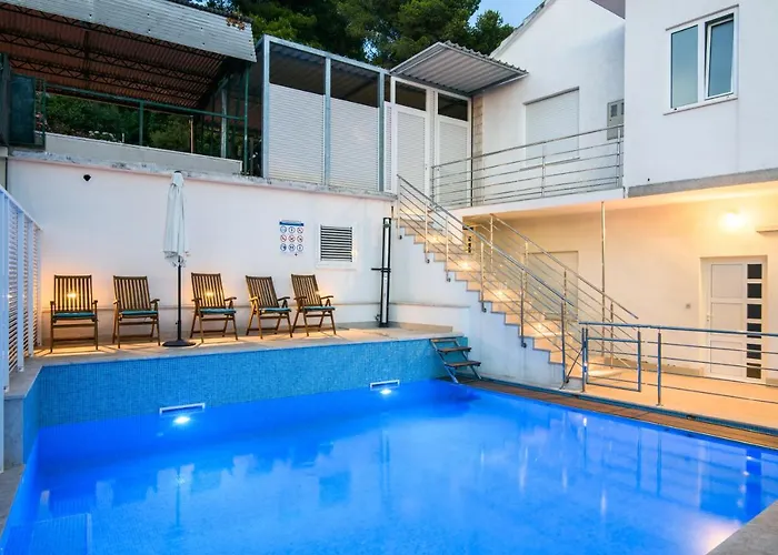 A2-apt W Shared Pool & Balcony Next To The Apartment