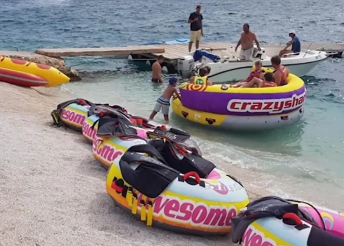 A2-apt W Shared Pool & Balcony Next To The Apartment Trogir