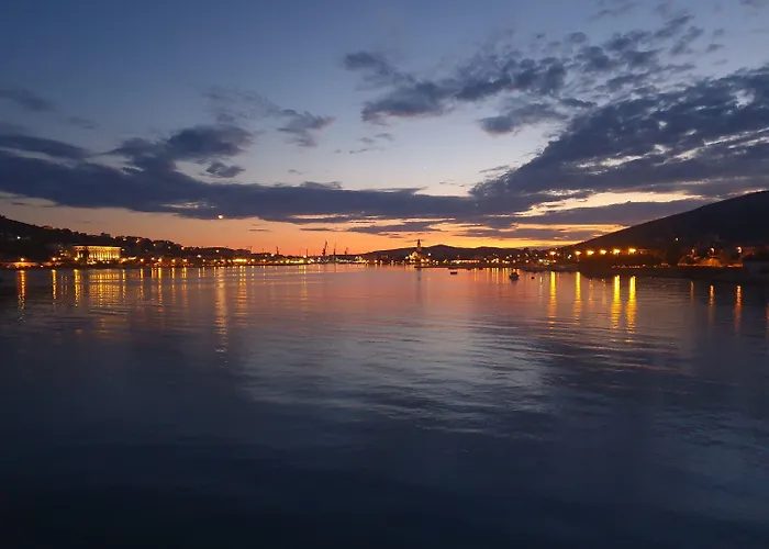 A2-apt W Shared Pool & Balcony Next To The * Trogir