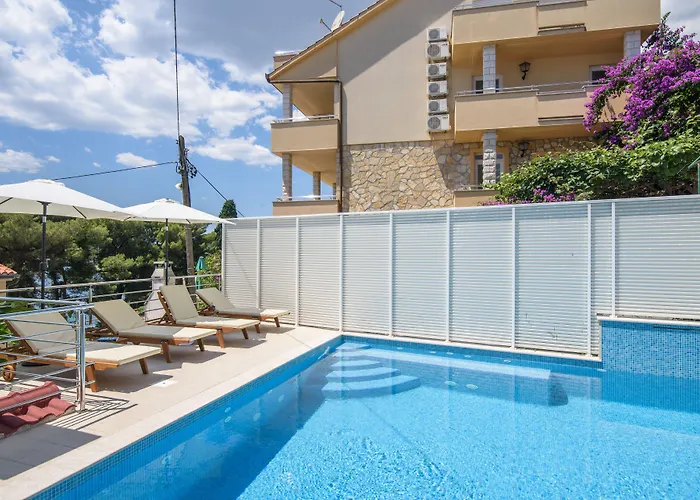 A2-apt W Shared Pool & Balcony Next To The Apartment