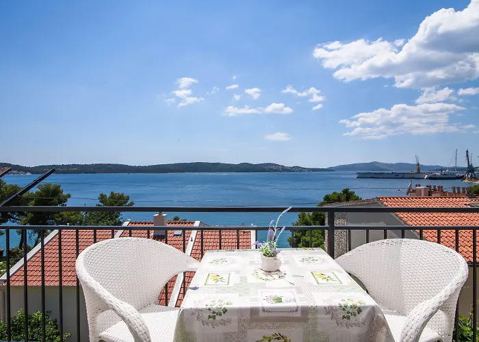 A2-apt W Shared Pool & Balcony Next To The