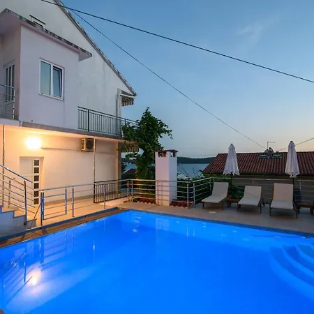 A2-apt W Shared Pool & Balcony Next To The Apartamento Trogir